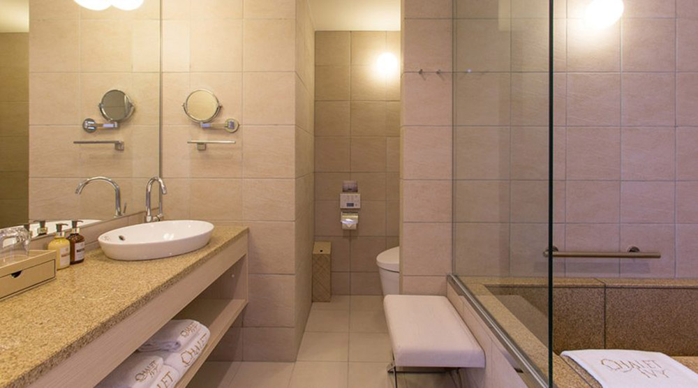chalet-ivy-hirafu-rooms-and-suites-deluxe-suite-3-900x500